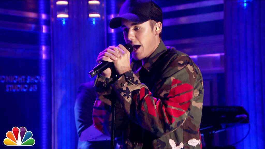 justin-bieber-performs-8220-what-do-you-mean-8221-with-the-roots